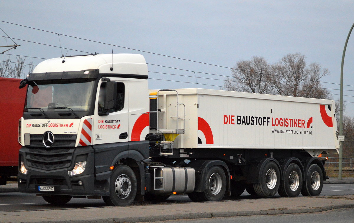 Ein noch wie neu aussehender MB NEW ACTROS Sattelkipper der Fa. DIE BAUSTOFF LOGISTIKER am 13.12.16 Berlin-Marzahn.