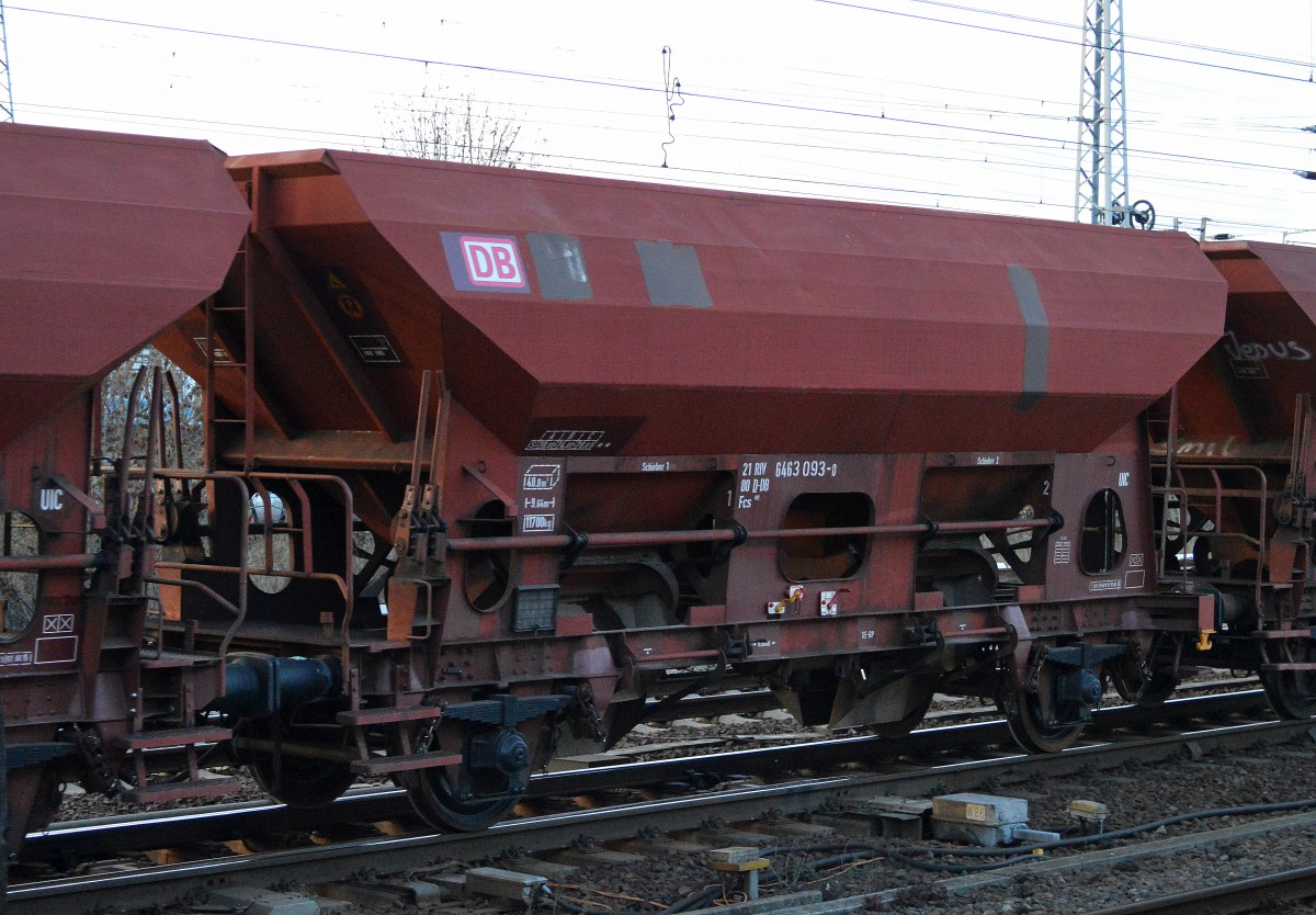Ein offener Schüttgutwagen mit dosierbarer Schwerkraftentladung der DB mit der Nr. 21 RIV 80 D-DB 6463 093-0 Fcs 092 am 12.11.15 Berlin-Springpfuhl.