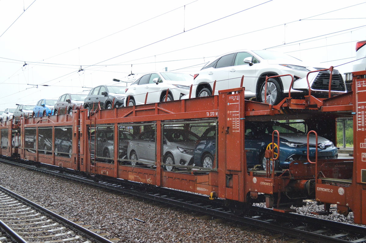 Ein PKW-Transportzug mit fabrikneuen Toyota und Lexus Modellen am 27.07.16 Bf. Flughafen Berlin-Schönefeld.
