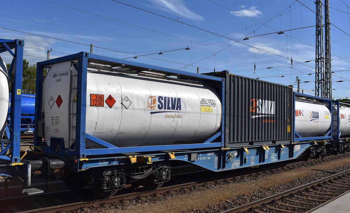 Ein polnischer Drehgestell-Flachwagen für Containertransporte der polnischen Fa. Silva Ls Sp. z o.o. mit der Nr. 33 TEN 51 PL-PLSLS 4553 193-5 Sgns (GE) mit firmeneigenen Tank- u. containern beladen in einer Abstellgruppe abholbereit am 07.05.25 Höhe Bahnhof Ruhland.