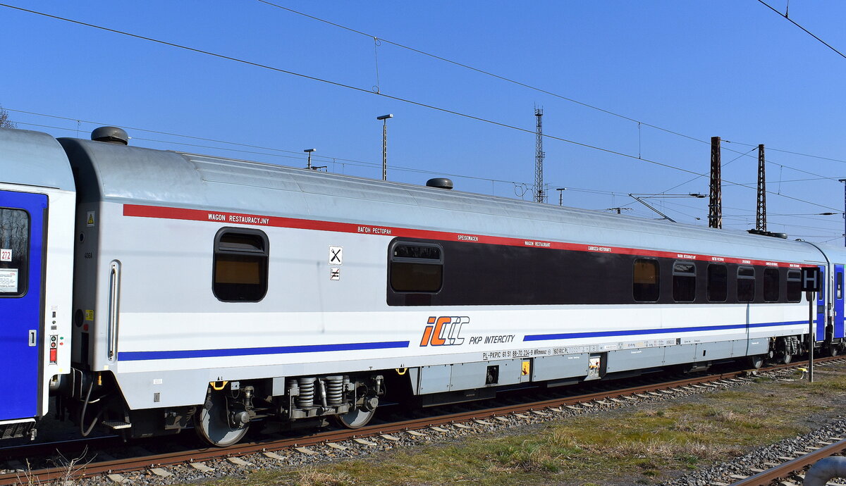 Ein polnischer EC Speisewagen der PKP Intercity spółka z o.o. mit der Nr. PL-PKPIC 61 51 88-70 234-9 WRmnouz im  BERLIN-WARSZAWA-EXPRESS  am 22.03.25 Bahnhof Frankfurt (Oder).