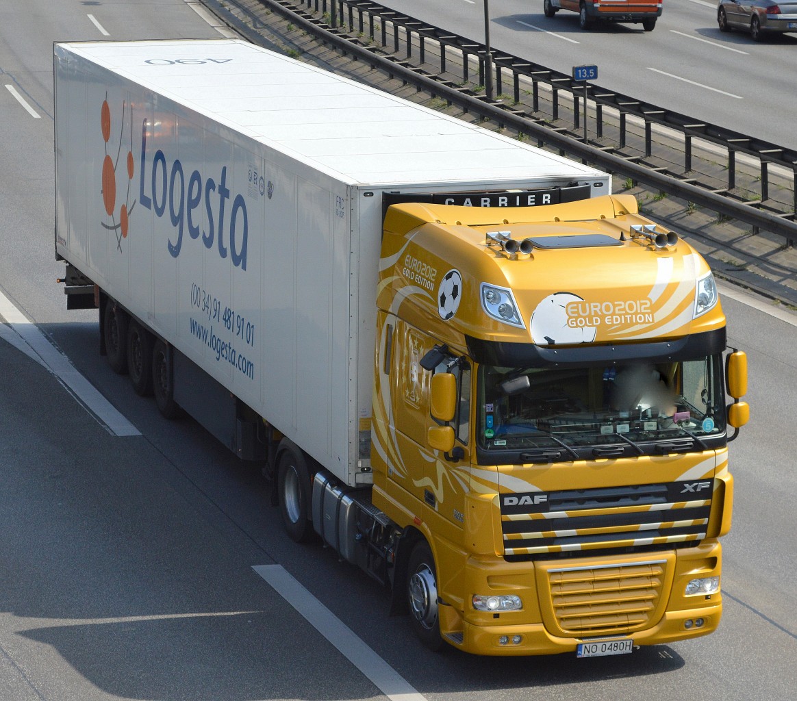 Ein polnischer Sattelzug mit einer DAF XF 105.510 EURO 2015 GOLD EDITION Zugmaschine mit Auflieger am 01.09.15 Berliner Stadtautobahn Höhe Sachsendamm.