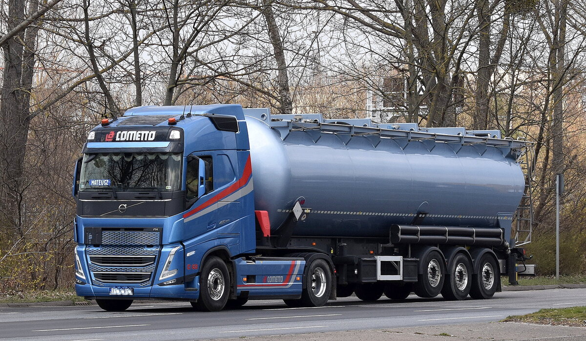 Ein polnischer Sattelzug mit Silotrailer für die Fa. Cometto S.p.A. a Socio Unico mit einer VOLVO FH 460 EURO6 Zugmaschine am 25.03.25 Berlin Marzahn.