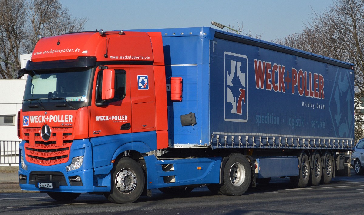 Ein prächtig farbiger MB NEW ACTROS 1845 BLUE TEC 5 Sattelzug der Sped. WECK + POLLER Sped. GmbH verlässt dern Berliner Fruchthof am Berliner Westhafen am 27.02.15
