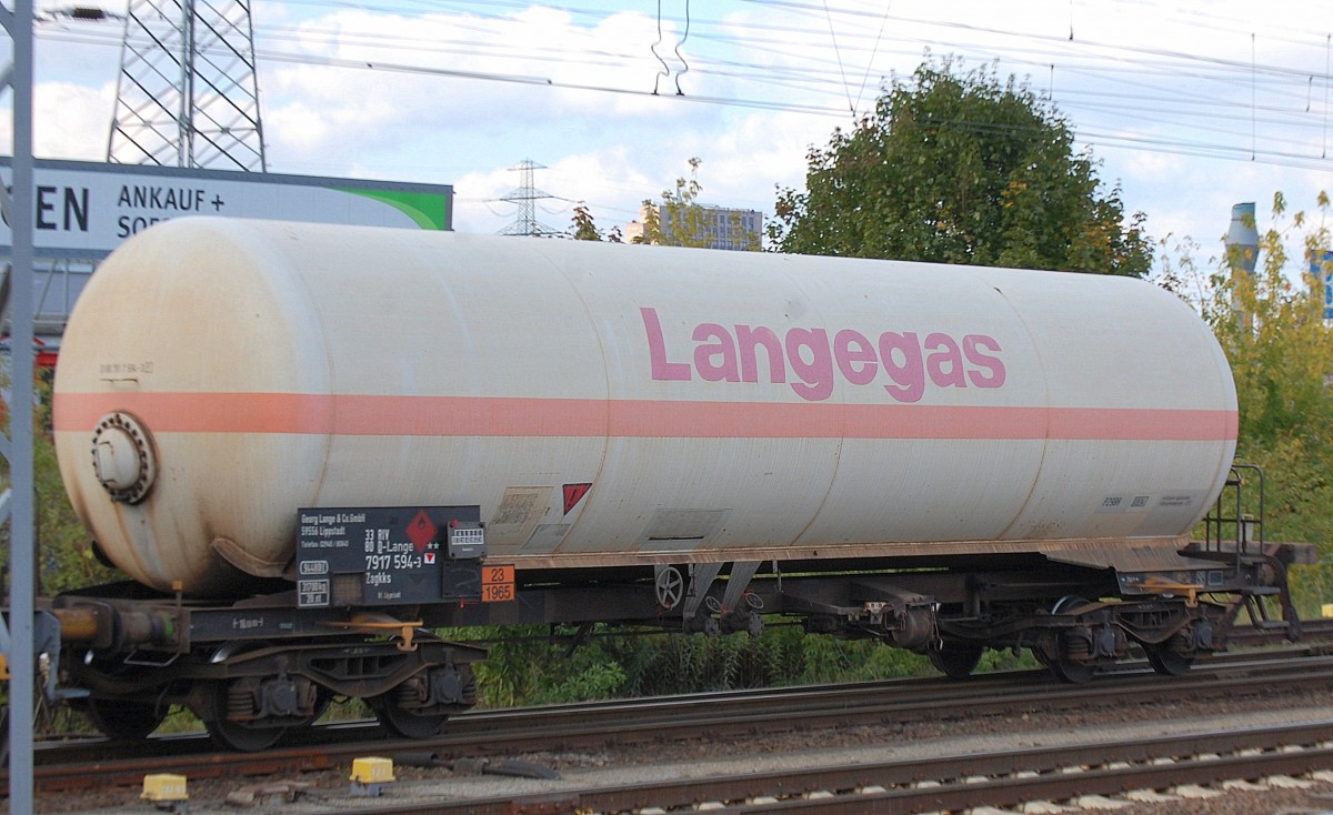 Ein privater Gasdruckkesselwagen der Fa. Georg Lange & Co GmbH mit der Nr. 33 RIV 80 D-Lange 7917 594-3 Zagkks f�r Propangastransporte lt. Gefahrstofftafel, 01.10.13 Berlin-Springpfuhl.