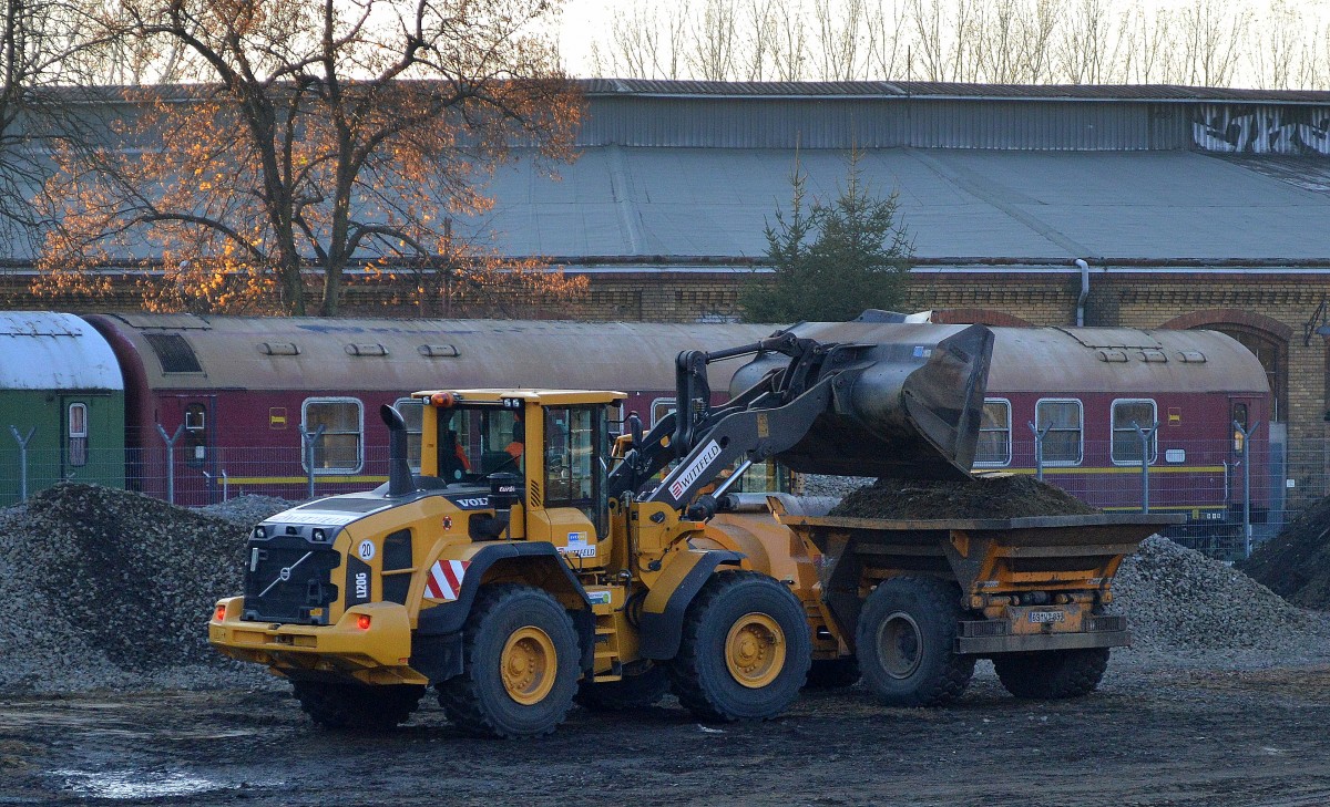Ein Radlader VOLVO L120G der Fa. WITTFELD in Aktion am 05.11.15 Höhe ehemaligen Bahnbetriebswerk Berlin-Schöneweide.