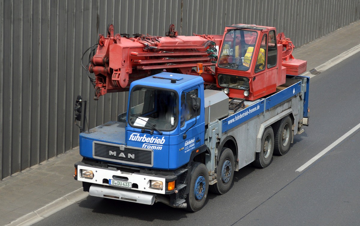 Ein recht interessanter Fahrzeugkran auf einem betagten MAN 3.372 Fahrgestell vom Hersteller MKG der Fa. Fuhrbetrieb Fromm am 07.05.15 Berliner Stadtautobahn Höhe Knobelsdorffstr.