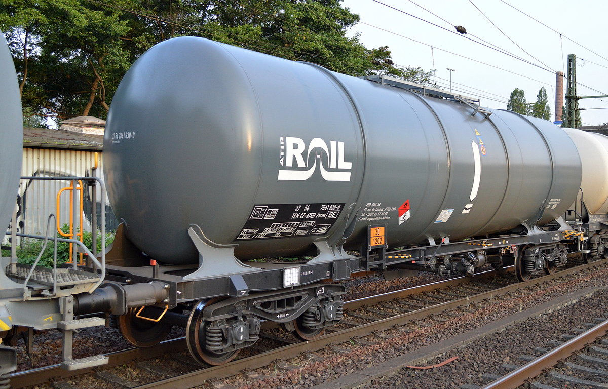 Ein recht neuer Kesselwagen vom französischen Einsteller ATIR-RAIL SA mit tschechischer Registrierung mit der Nr. 37 TEN 54 CZ-ATRR 7841 830-0 Zacns GE (UN-Nr.: 30/1202 = Dieselkraftstoff) am 20.06.17 Bf.Hamburg-Harburg.