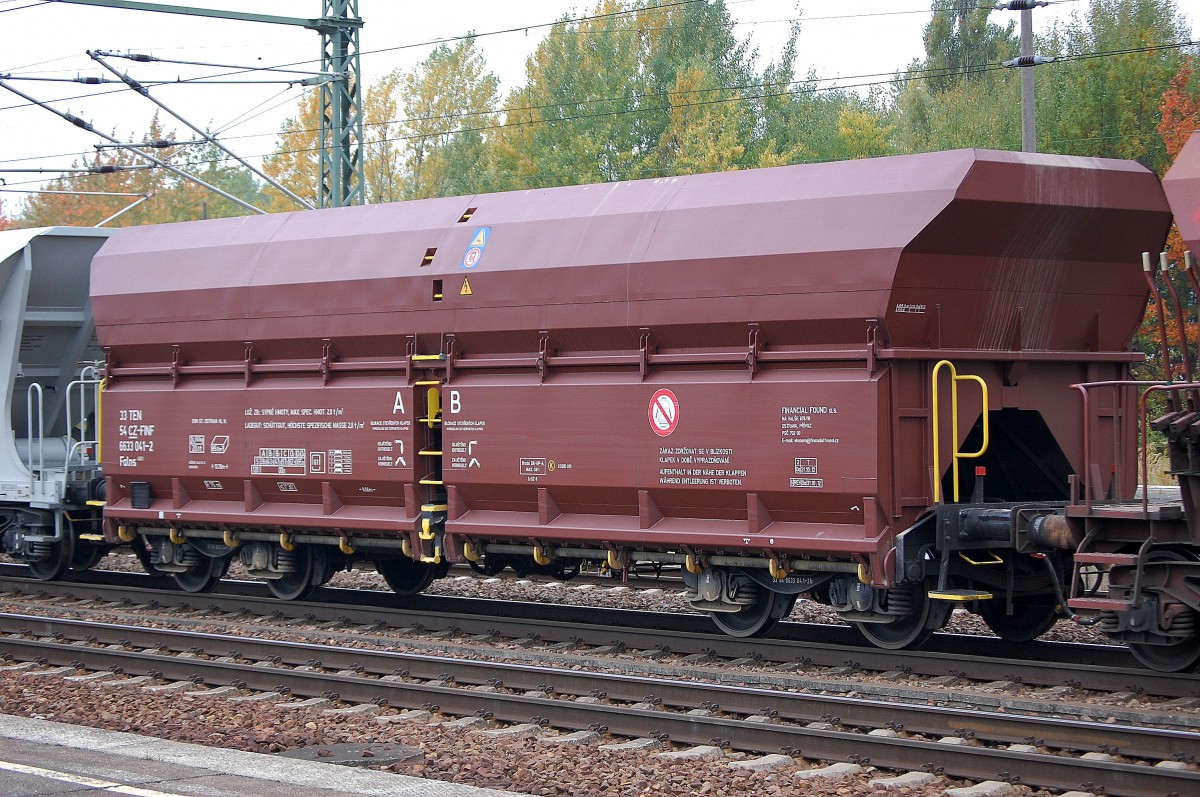 Ein recht neuer vierachsiger Sch�ttgutwagen mit schlagartiger Schwerkraftentladung aus Tschechien vom Wageneinsteller FINANCIAL FOUND a.s. vermietet an ITL mit der Nr. 33 TEN 54 CZ-FINF 6633 041-2 Falns 436.1 am 09.10.13 Bhf. Flughafen Berlin-Sch�nefeld. 