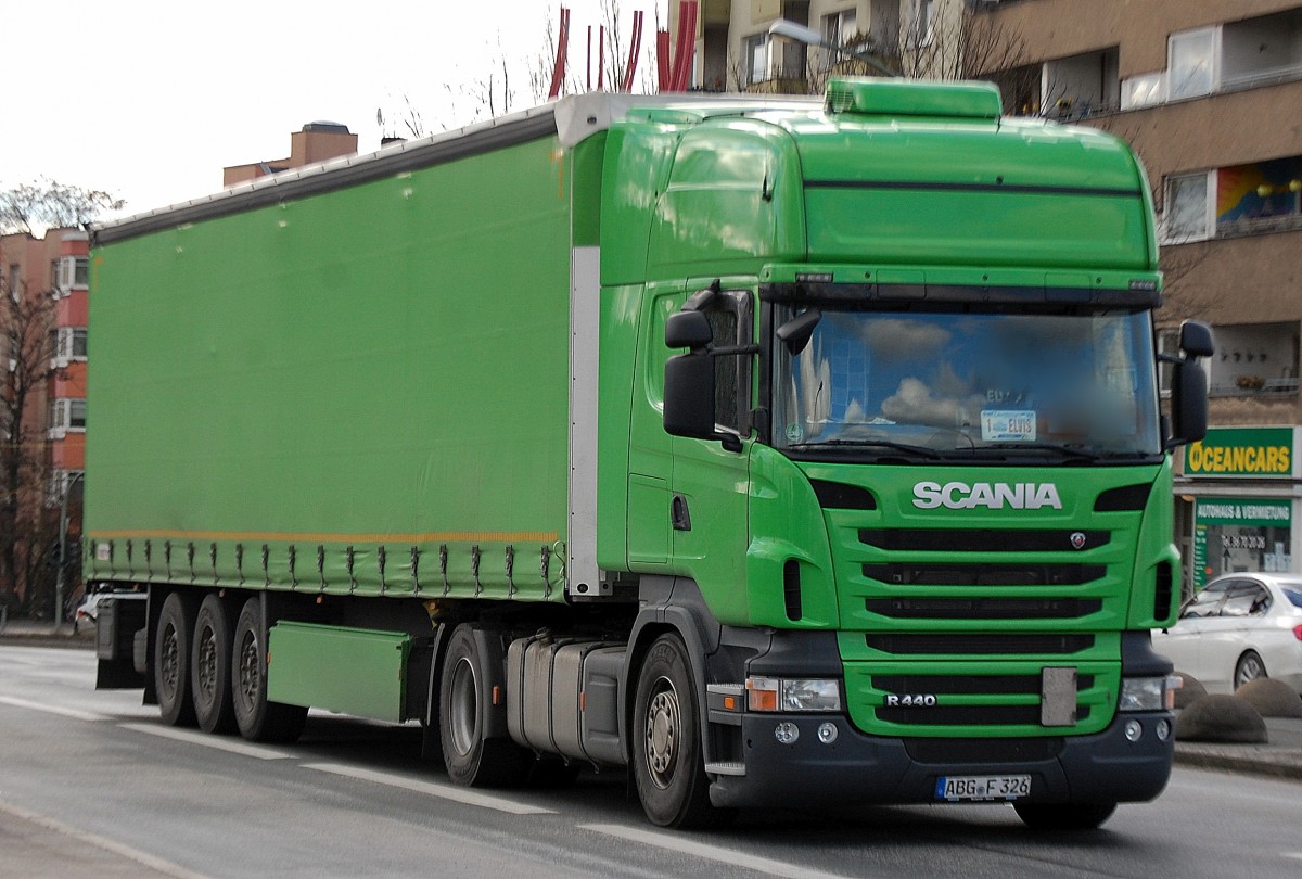 Ein rein grüner SCANIA R 440 PS Sattelzug am 12.01.14 Berlin-Beusselbrücke.