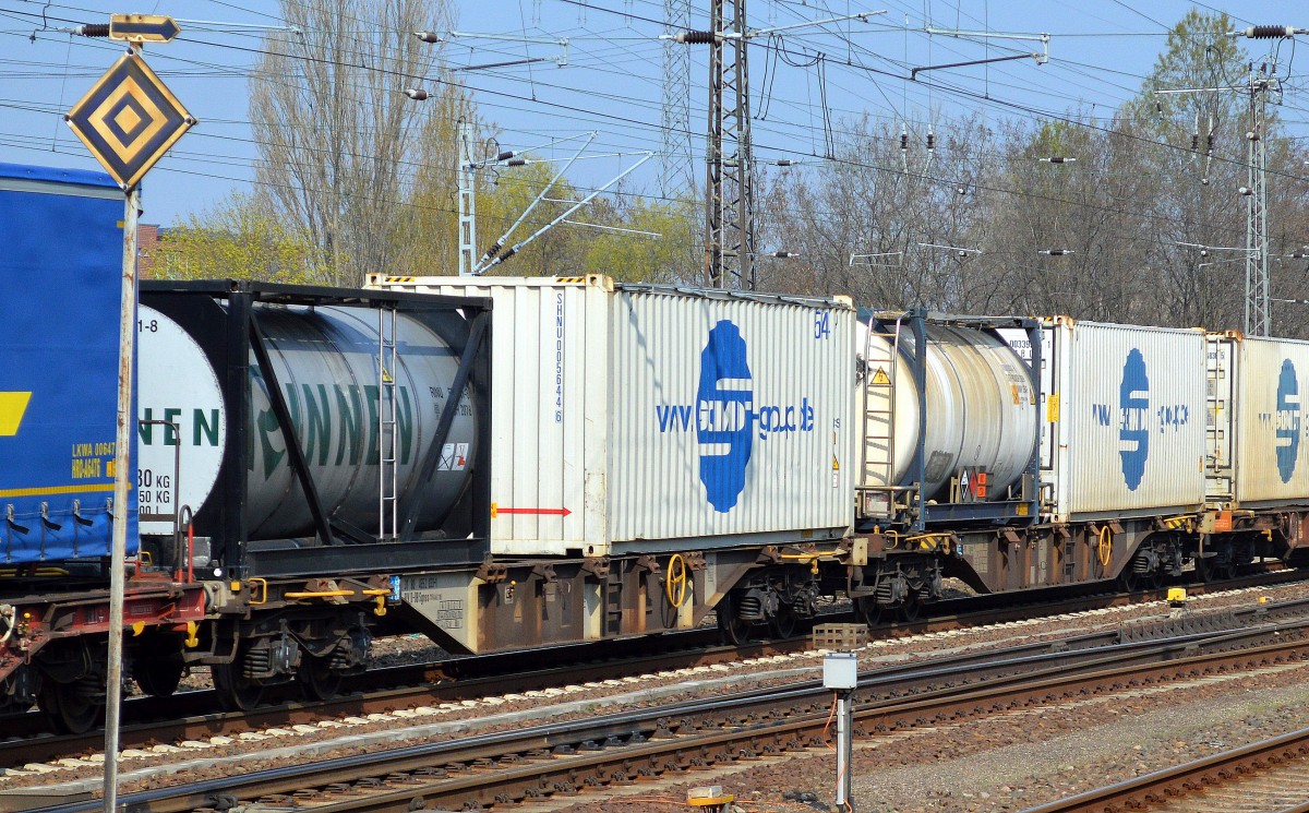 Ein RINNEN Tankcontainer, die Auschrift der weißen Container kann ich nicht richtig entziffern am 03.04.14 Mühlenbeck/Mönchmühle b.Berlin.