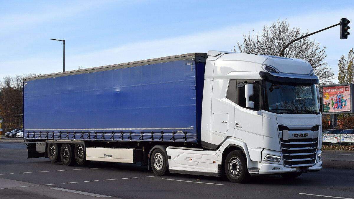 Ein Sattelzug aus Berlin mit DAF XG + 480 Zugmaschine am 12.11.25 Berlin Marzahn.