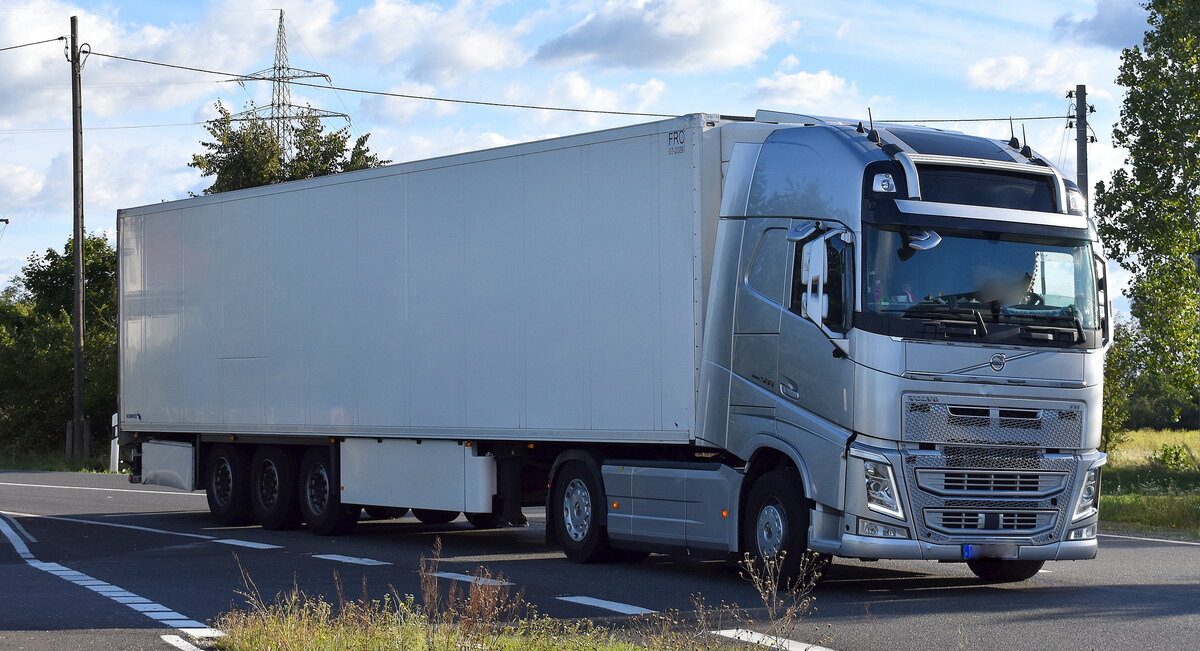 Ein Sattelzug mit VOLVO FH 500 Zugmaschine am 24.09.25 Höhe Bahnübergang Bahnhof Rodleben.