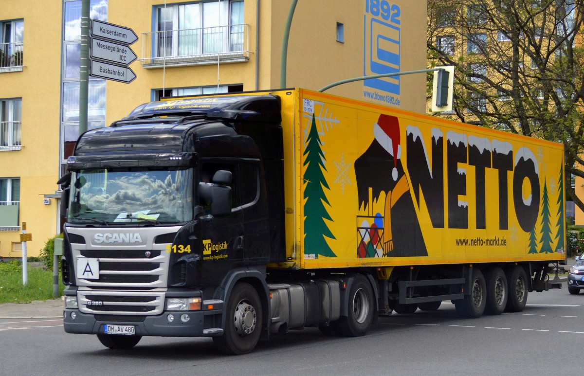Ein SCANIA G 380 der Sped. KPlogistik mit Auflieger des Discounters NETTO mit Winter- bzw. Weihnachtsmotiv am 07.05.15 Berlin-Knobelsdorffstr.