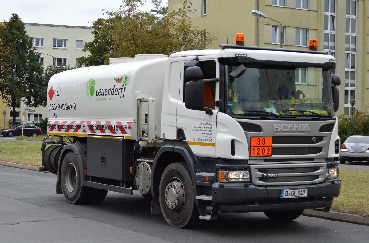 Ein SCANIA P280 Tanklaster der Fa. Leuendorff aus Berlin-Karow lt. UN-NR. zum Transport von Dieselkraftstoffa am 29.08.14 Berlin-Pankow.