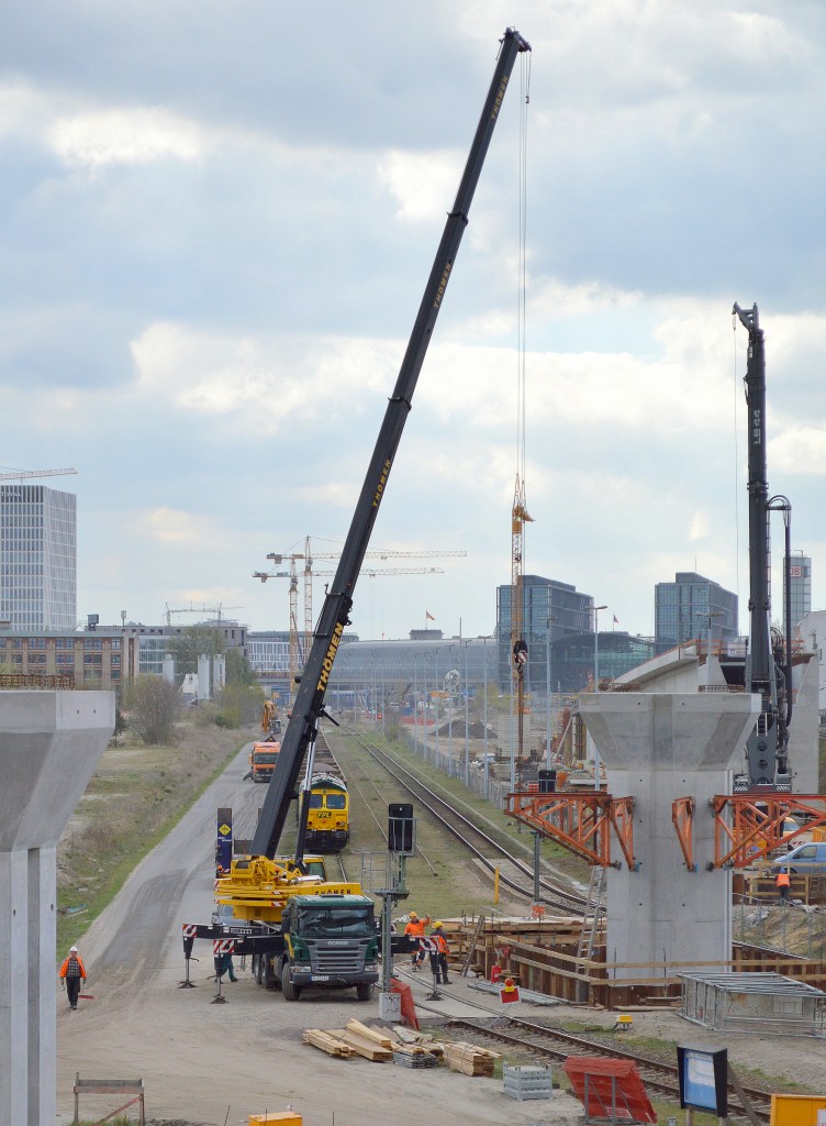 Ein SCANIA P420 mit LIEBHERR Teleskopkran LTF ??? der Fa. Thömen beim Neubau der Linie S21 Berlin-Wedding am 22.04.15