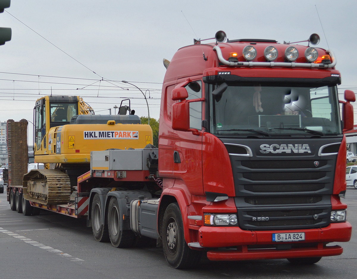 EIN SCANIA R 520 mit Ladebrücke beladen mit einem KOMATSU PC 210 LC Raupenbagger (Mietbaumaschine) am 28.09.16 Berlin Marzahn.