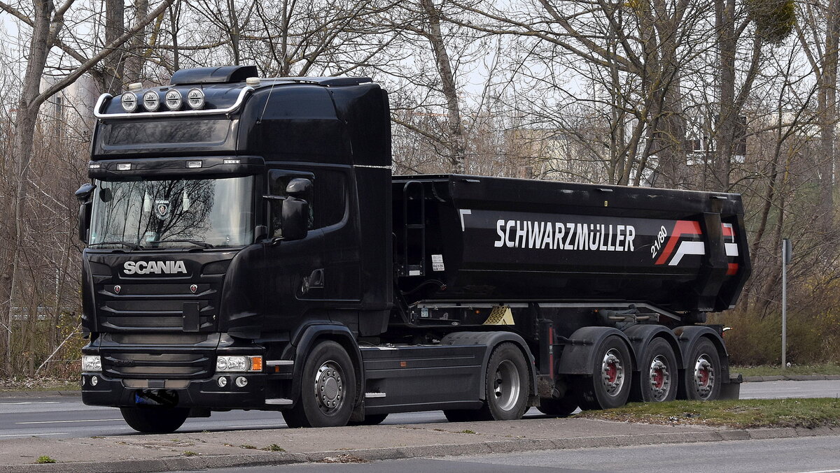Ein SCANIA R450 Sattelkipper mit Schwarzmüller Kippmulde am 25.03.25 Berlin Marzahn.