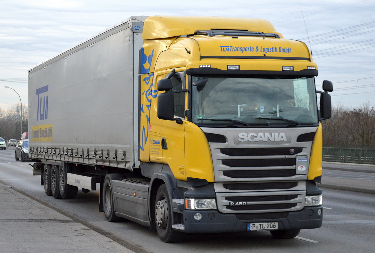 Ein SCANIA R450 Sattelzug der Sped.TLM Transporte & Logistik GmbH am 08.12.16 Berlin-Marzahn.