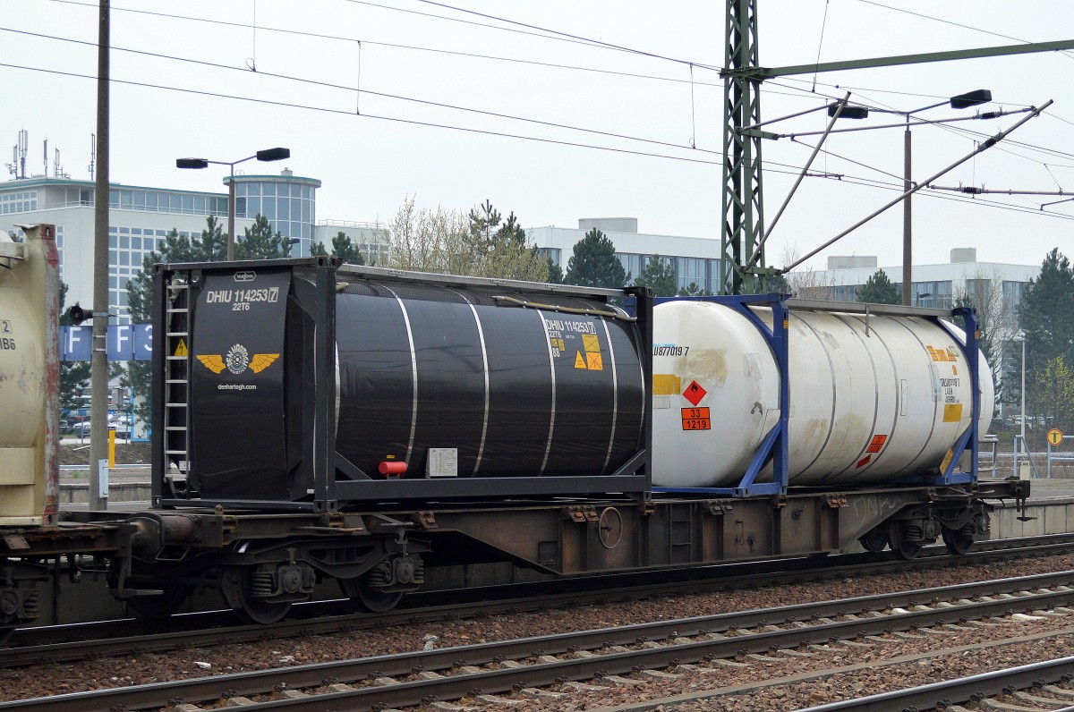 Ein schwarzer Tankcontainer vom niederländischen Logistiker DEN HATOGH Logistics daneben von einer unbekannten Firma mit UN-Nr. 33/1219 für den Transport von 2-Propanol (sekundärer Alkohol/IPA) am 01.04.14 Bhf. Flughafen Berlin-Schönefeld. 