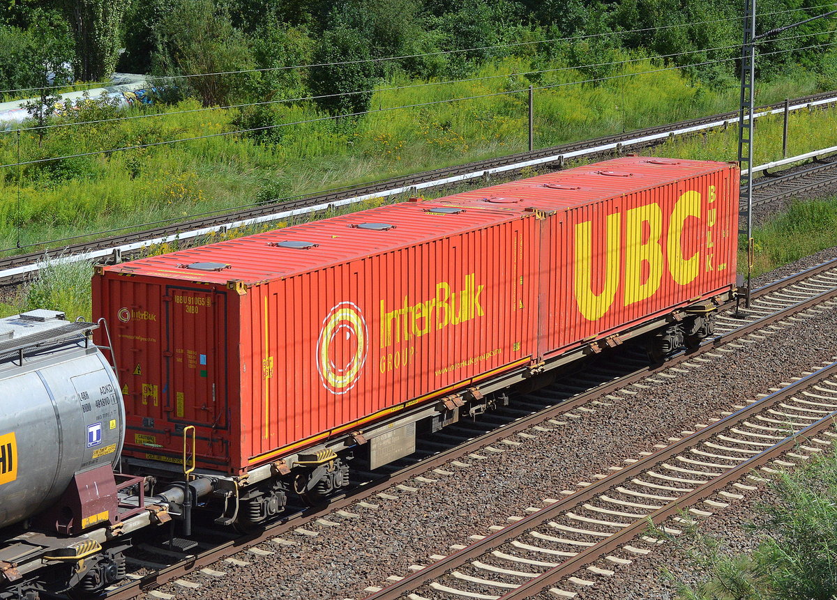 Ein schweizer Containertragwagen vom Einsteller HUPAC mit der Nr. 33 RIV 85 CH-HUPAC 4576 500-4 Sgnss beladen mit zwei 40’ Standard Containern von UBC/InterBulk Group am 06.08.17 Berliner Außenring Höhe Berlin-Wartenberg. 