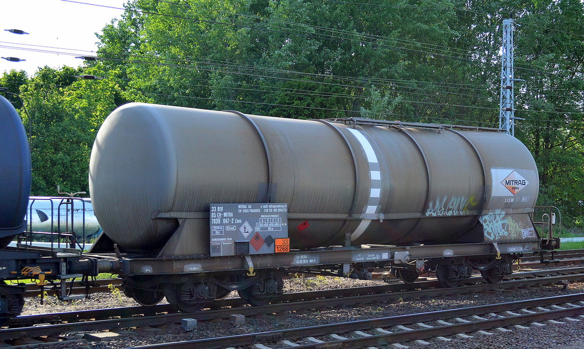 Ein schweizer Kesselwagen der MITRAG AG mit der Nr. 33 RIV 85 CH-MITRA 7839 047-2 Zans (UN-Nr.: 33/1268 = Erdöldestillate, N.A.G. oder Erdölprodukte, N.A.G.) am 17.05.17 Berlin-Springpfuhl.