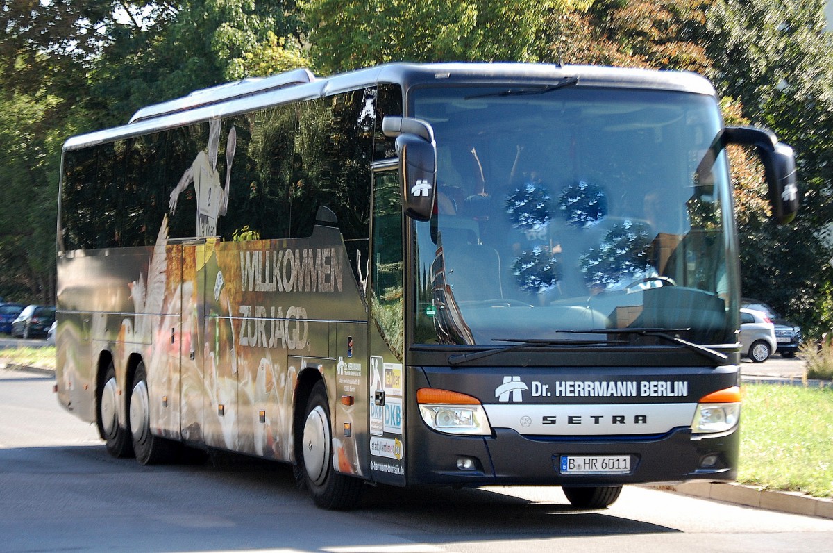 Ein SETRA S 416 GT-HD Reisebus mit der Seitenaufschrift  Willkommen zur Jagd  des Handballvereins Reinickendorfer F�chse der Fa. DR.HERMANN BERLIN mit Kindern an Bord am 16.08.13 Berlin-Pankow.