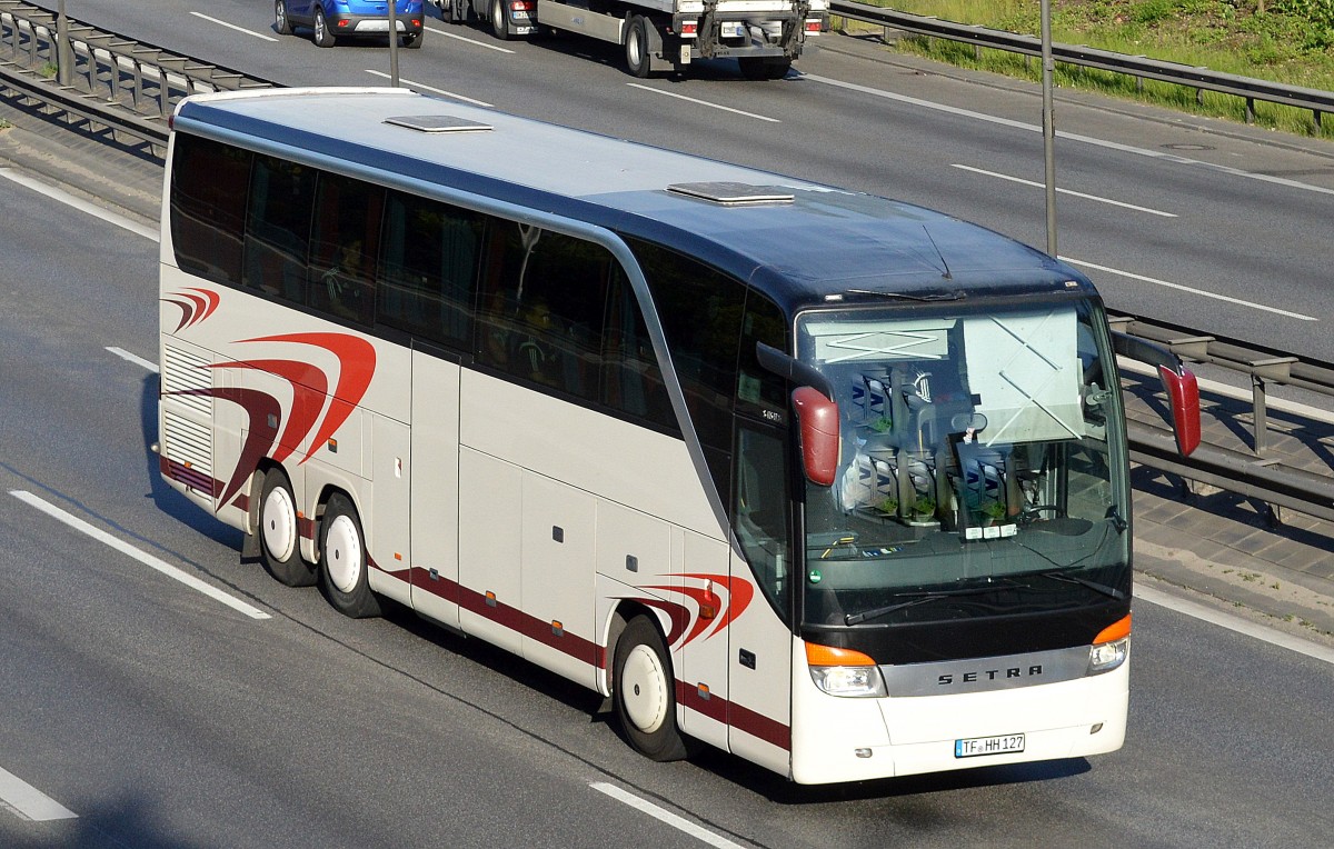 Ein SETRA S 416 HDH Reisebus am 07.06.15 Berliner Stadtautobahn Höhe Sachsendamm.