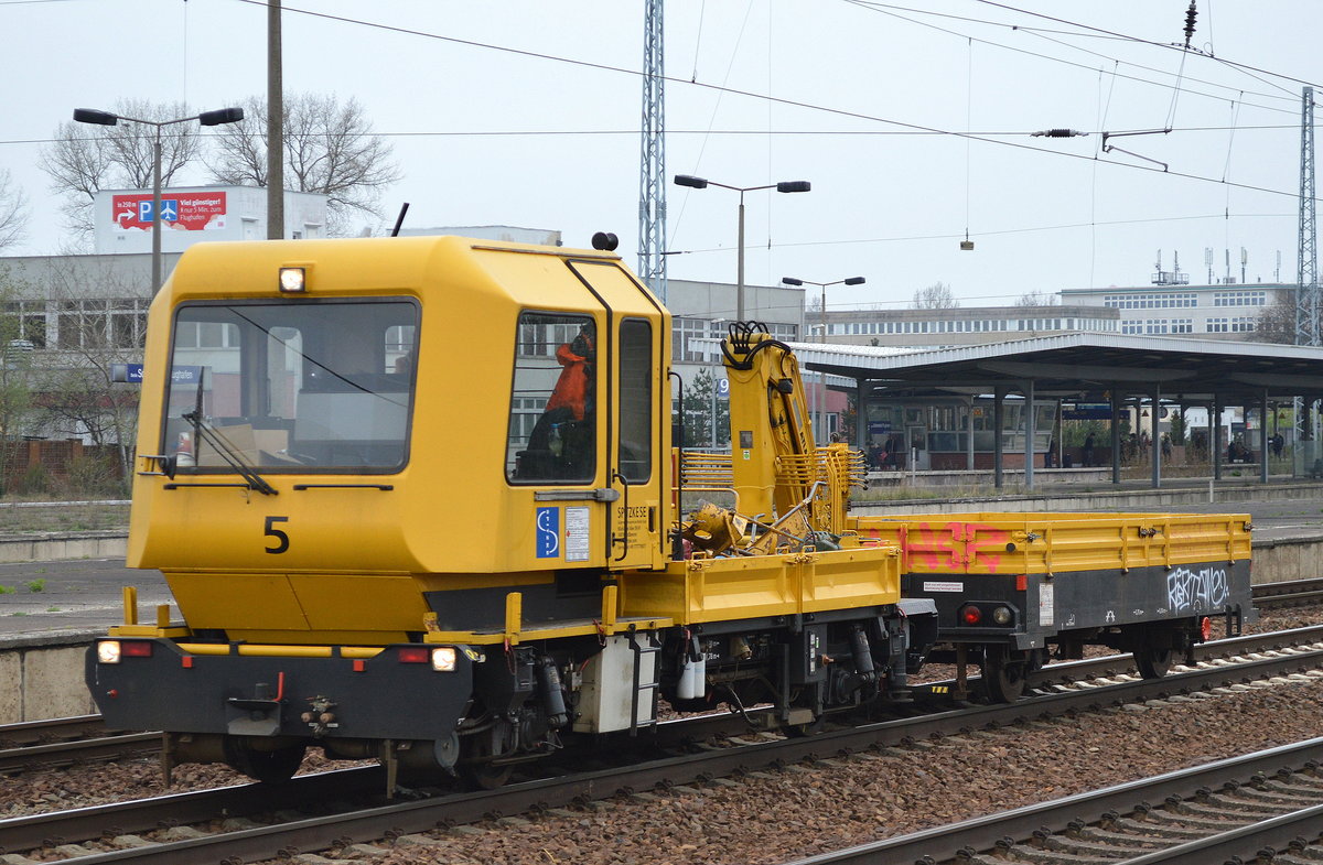 Ein SKL mit der Nr.5 der Fa. Spitzke SE mit Beiwagen am 12.04.16 Durchfahrt Bhf. Flughafen Berlin-Schönefeld.