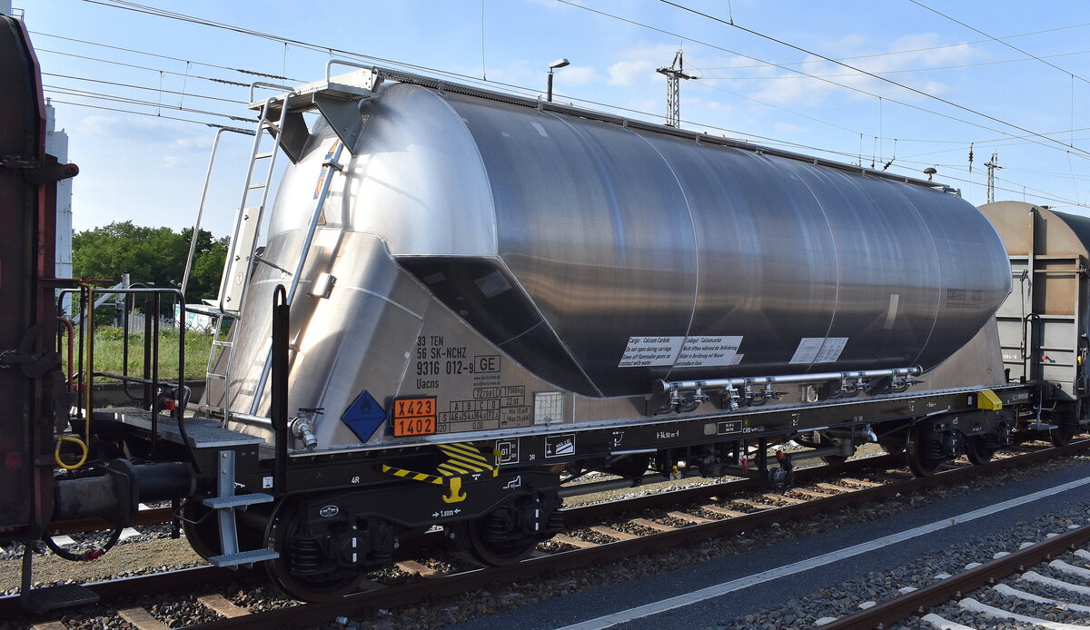 Ein slowakischer Drehgestell-Staubgutwagen der Fa. FORTISCHEM a.s mit der Nr. 33 TEN 56 SK-NCHZ 9316 012-9 Uacns (GE) für die Befüllung mit Calciumcarbid (UN-Nr: X423/1402) in einem gemischten Güterzug am 17.06.25 Höhe Bahnhof Senftenberg.