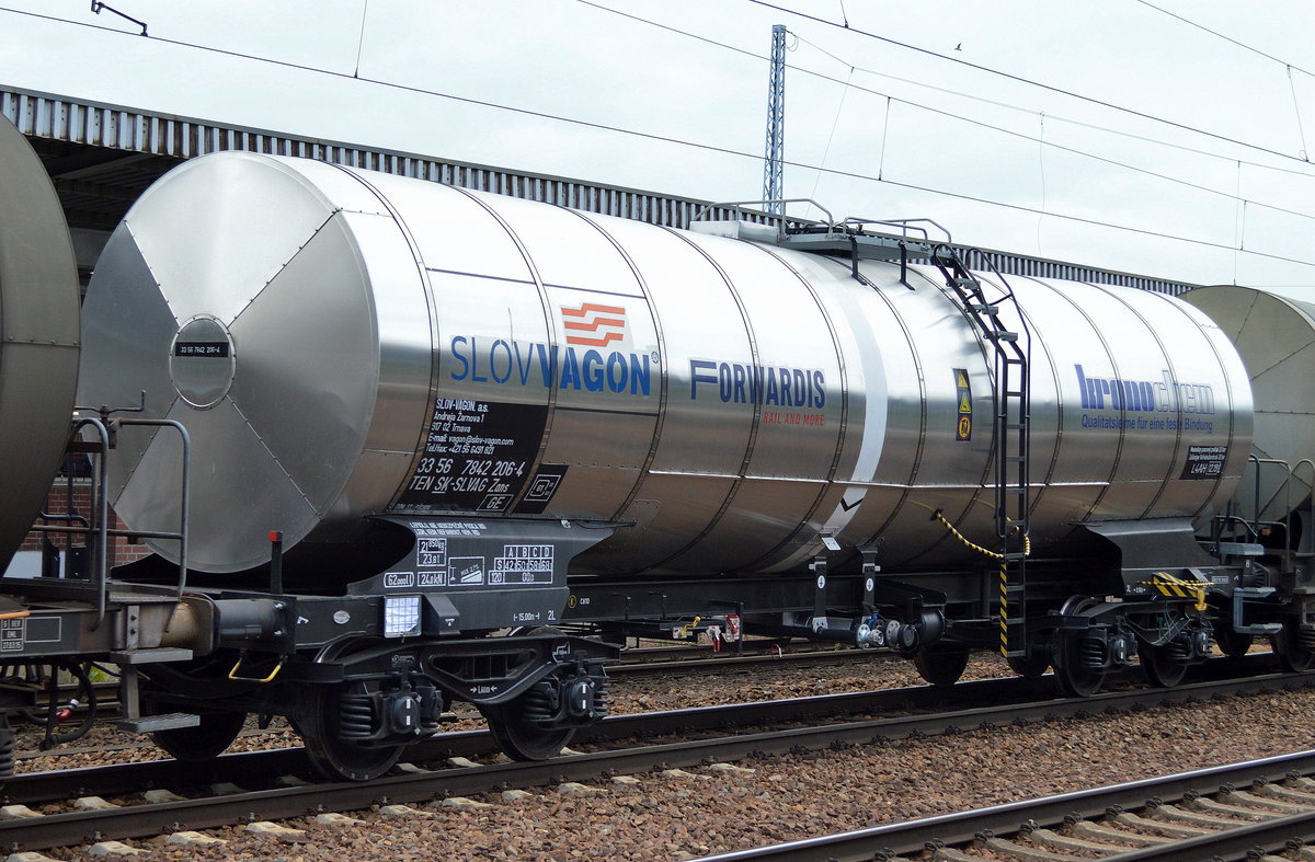 Ein slowakischer Kesselwagen vom Einsteller SLOV-VAGON.a.s. mit der Nr. 33 TEN 56 SK-SLVAG 7842 206-4 (GE) mit Firmenlogo  kronochem Qualitätsleime für eine feste Bindung  am 06.07.16 Bf. Flughafen Berlin-Schönefeld.