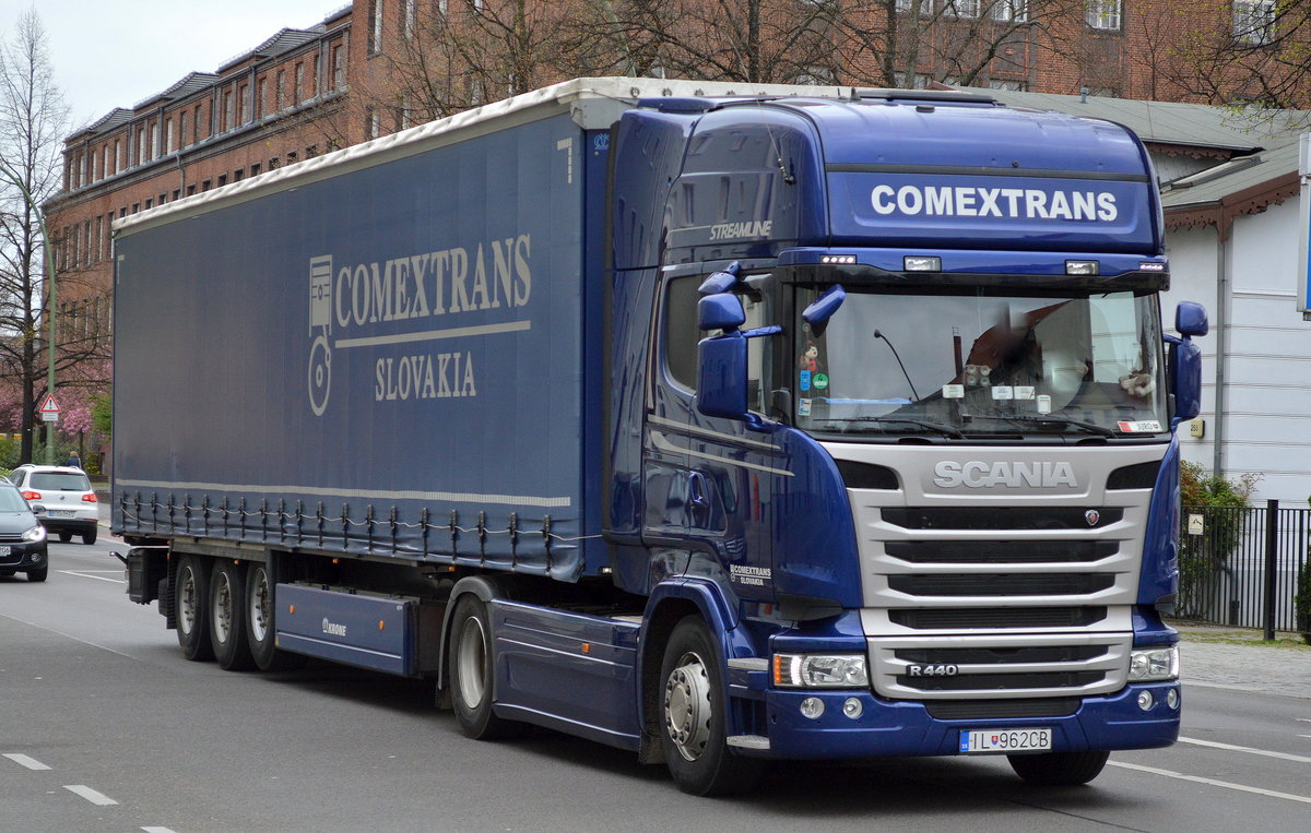 Ein slowakischer Sattelzug der Sped.COMEXTRANS mit optisch reizvoller SCANIA R440 STREAMLINE Zugmaschine am 20.04.16 Berlin-Weißensee.