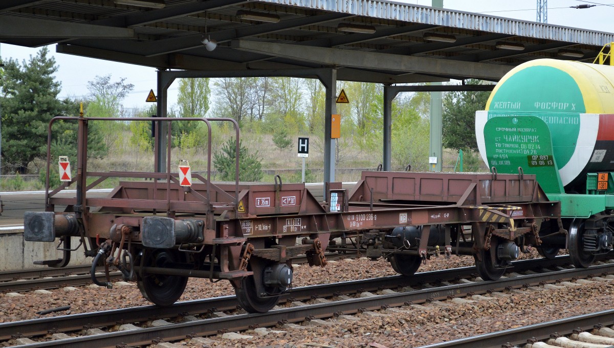 Ein Spezialwagen (Adapterwagen) der DB, einzig dazu da osteurop�isch/asiatische G�terwagen z.Bsp. aus Kasachstan oder Russland auf deutschen Schienen zu transportieren (anderes Kupplungssystem) mit der Nr. 42 80 D-DB 9100 238-9 Us 998 Heimatbahnhof: Mukran F�hrbahnhof am 11.04.14 Bhf. Flughafen Berlin-Sch�nefeld.