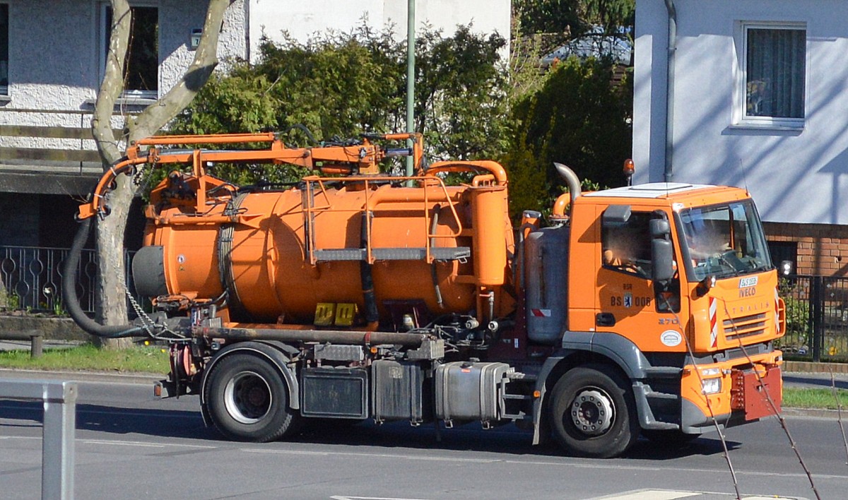 Ein Spül- und Abwasserentsorgungsfahrzeug der Berliner Stadtreinigung (BSR Nr. BS 006), ein IVECO STRALIS 270 am 21.04.15 Berlin-Karow.