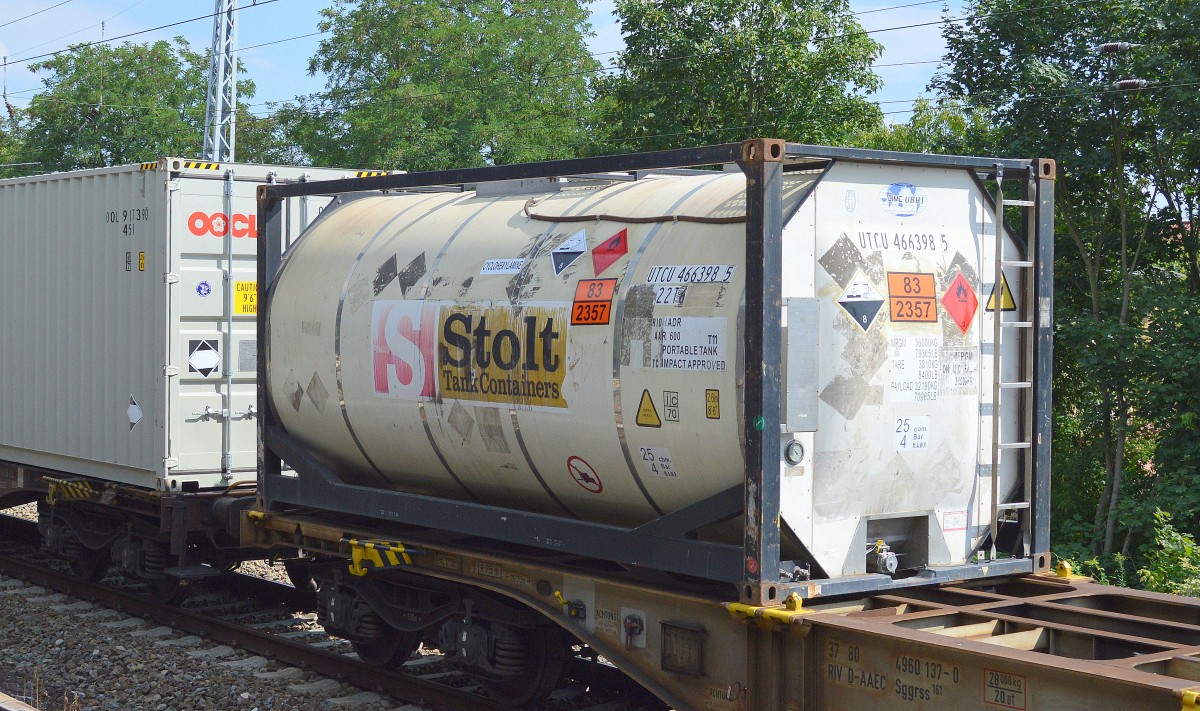 Ein Stolt Tank Containers (UN-Nr.83/2357 = N,N-Dimethylcyclohexylamin) am 24.07.15 Berlin-Hirschgarten.