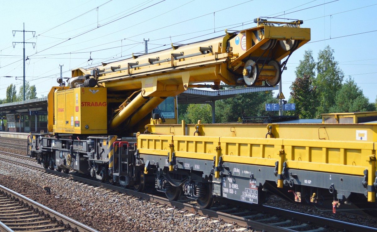 Ein STRABAG Gleisbauschienenkran GOTTWALD GS 40.08T (99 80 9419 004-3 D-STRA) hinter dem Schutzwagen 37 RIV 80 D-EIVEL 3999 050-2 Res gezogen WFL LOK 15 202 822-3 am 04.09.14 durch den Bhf. Flughafen Berlin-Schönefeld.