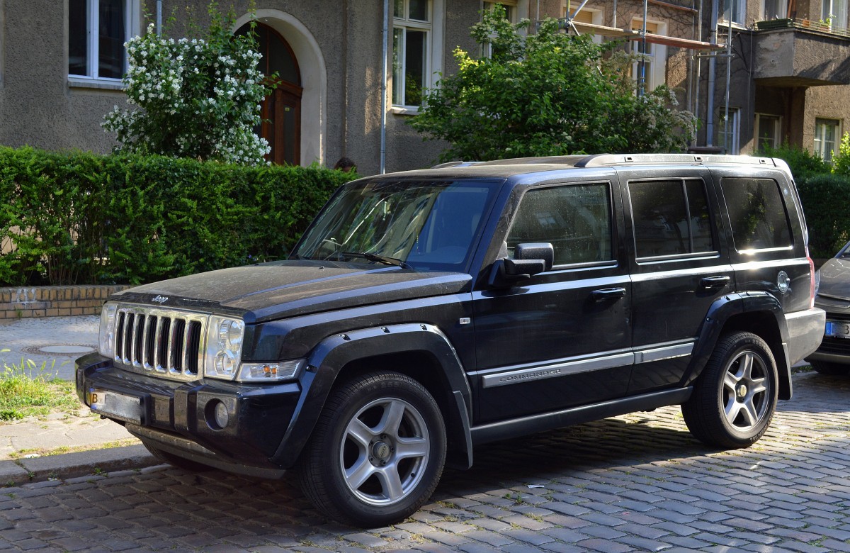 Ein SUV Kombi, der Jeep Commander (Produktionszeitraum 2006-2010), 06.06.15 Berlin-Pankow.