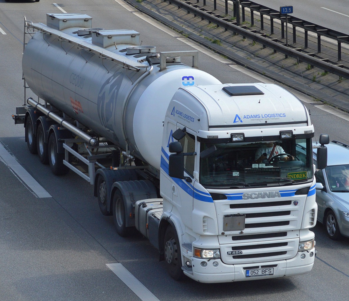 Ein Tank-Sattelzug aus Estland der Fa. ADAMS LOGISTICS mit Scania R480 Zugmaschine am 31.08.15 Berlin Stadtautobahn Höhe Sachsendamm.