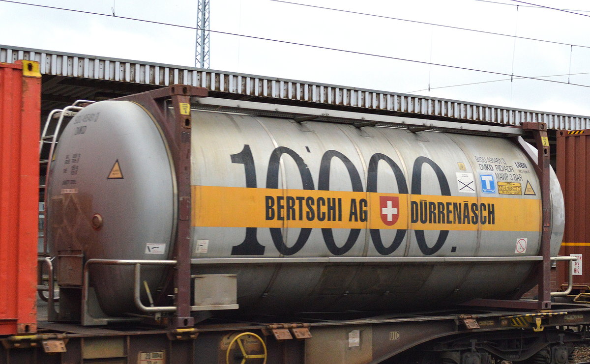 Ein Tankcontainer der schweizer BERTSCHI AG / DÜRENÄSCH mit der Zahl 10000. beklebt am 20.11.17 Bf. Flughafen Berlin-Schönefeld.