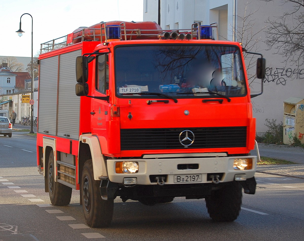 Ein Tanklöschfahrzeug TLF 16/24 Tr. mit Schlauchboot und Geländebereifung mit der Besonderheit nicht mit MAN Unterbau sondern von Mercedes Benz, es ist das TLF 2710 der Freiwilligen Feuerwehr Berlin-Buch, 25.11.13 Berlin Niederschönhausen.