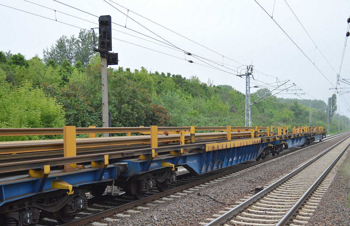 Ein Teil der Langschienentransportwagen mit Drehgestellen vom Hersteller Robel für die Fa. voestalpine Rail Center Königsborn GmbH, im Bild u.a der Wagen mit der Nr. 33 80 D-VARK 4662 285-2 Skks (TE 631)am 26.05.16 Berlin Hohenschönhausen.