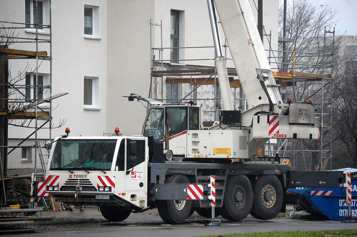 Ein TEREX AC 50-1 Fahrzeugkran der Fa. Breithaupt & Philipp am 10.12.13 Einsatz Berlin-Pankow.