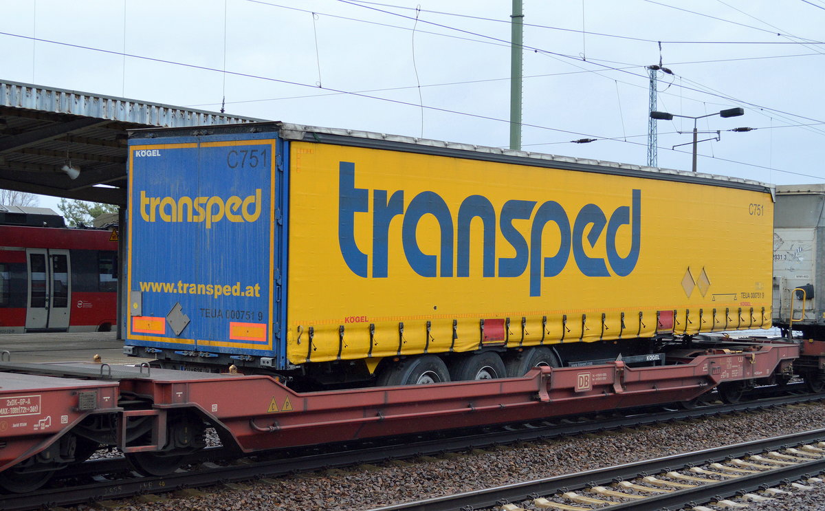 Ein Trailer des österreichischen Transportunternehmens transped auf einem Taschenwagen am 01.03.17 Bf. Flughafen Berlin-Schönefeld.