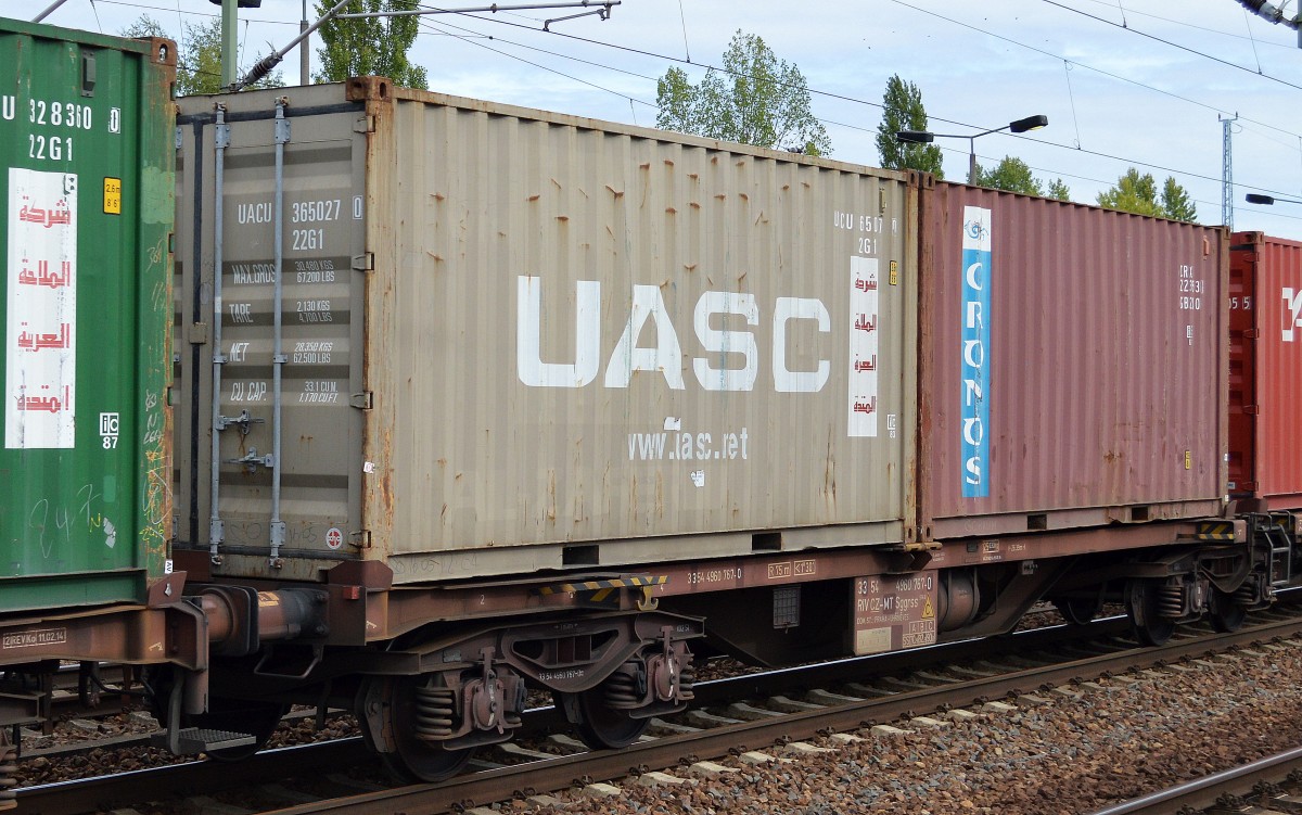 Ein UASC + CRONOS Container auf einem METRANS Gelenk-Containertragwagen am 09.09.15 Bhf. Flughafen Berlin-Schönefeld.
