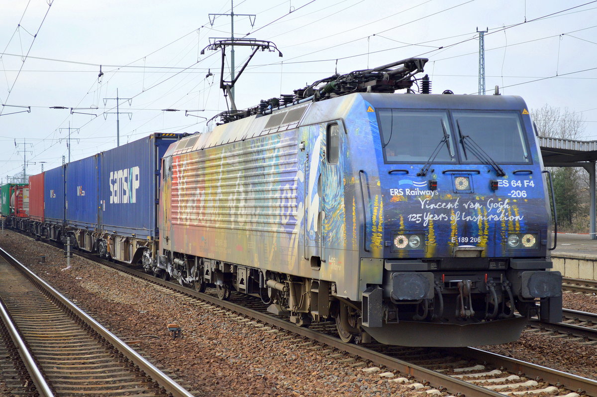 Ein ungewohnt schwach ausgelasteter ERSR Poznan-Shuttle mit der MRCE Dispo E 189 206 am 08.02.17 Bf. Flughafen Berlin-Schönefeld.