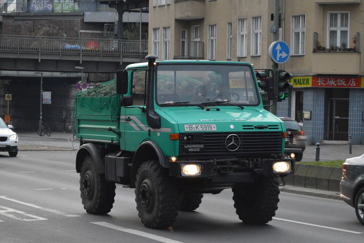 Ein unverwüstlicher Klassiker, ein MB UNIMOG 1600 am 04.12.15 Berlin-Schöneberg.
