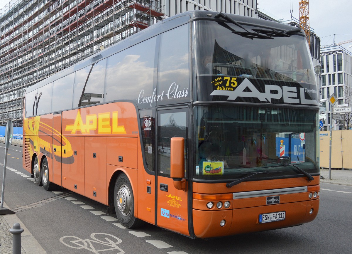 Ein VAN HOOL T 916 ALTANO Comfort Class Reisebus der Fa. APEL Touristik am 28.03.15 Berlin-Mitte.