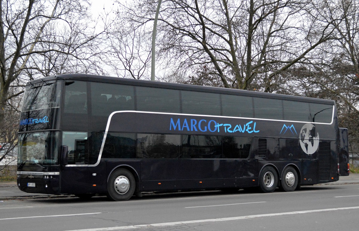 Ein Van Hool TD 921 ALTANO vom polnischen Reisebusunternehmen MARGO TRAVEL am 04.12.15 Berlin Prenzl.Berg.