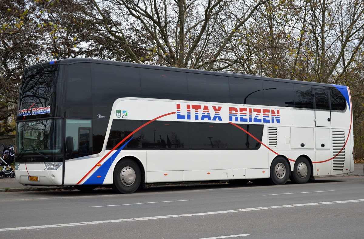Ein VAN HOOL TDX27 Astromega Reisebus vom niederländischen Reisebusveranstalter LITAX REIZEN am 12.11.15 Berlin-Prenzl.Berg. 