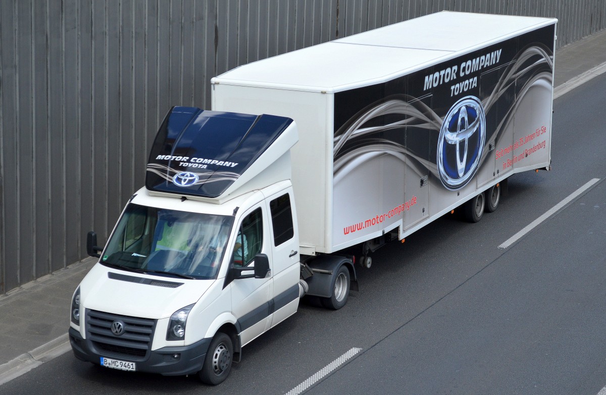Ein völlig neuer Trend mit zunehmender Anzahl sind verschiedene Transporter-Typen die zu Minizugmaschinen umgebaut werden und dann mit Mini-Sattelaufliegern zum Einsatz kommen was erstmal recht gewöhnugsbedürftig ausschaut, hier ein VW Crafter mit Auflieger für TOYOTA im Einsatz, 07.05.15 Berliner Stadtautobahn Höhe Knobelsdorffstr.